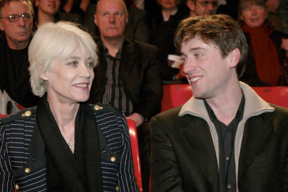 Françoise Hardy et son fils Thomas Dutronc à Paris, lors des 20e Victoire de la musique 2005