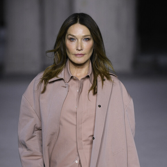 Carla Bruni-Sarkozy défile sur le podium du défilé de mode Tod's Prêt-à-porter printemps/été 2023 lors de la Fashion Week de Milan, Italie, le 23 septembre 2022.