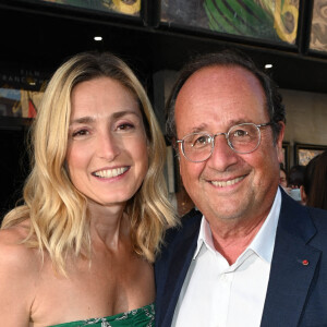 Julie Gayet et son mari François Hollande lors du 15ème festival du film francophone de Angoulême (jour 4) au cinéma CGR à Angoulême, France, le 26 août 2022. © Coadic Guirec/Bestimage