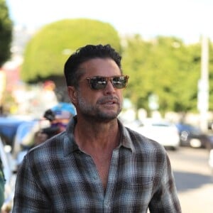 Exclusif - David Charvet quitte le restaurant Ivy avec une mystérieuse inconnue à West Hollywood le 26 octobre 2022. 