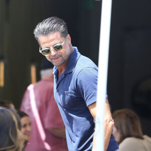 Exclusif - David Charvet prend un verre en terrasse avec sa compagne Oksana Rykova à Los Angeles le 27 avril 2022. 