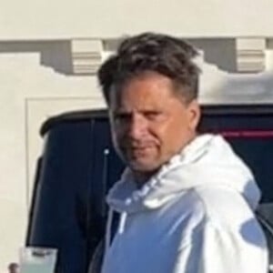 Exclusif - David Charvet se balade avec une mystérieuse inconnue dans le quartier de Malibu à Los Angeles, le 4 juillet 2021 