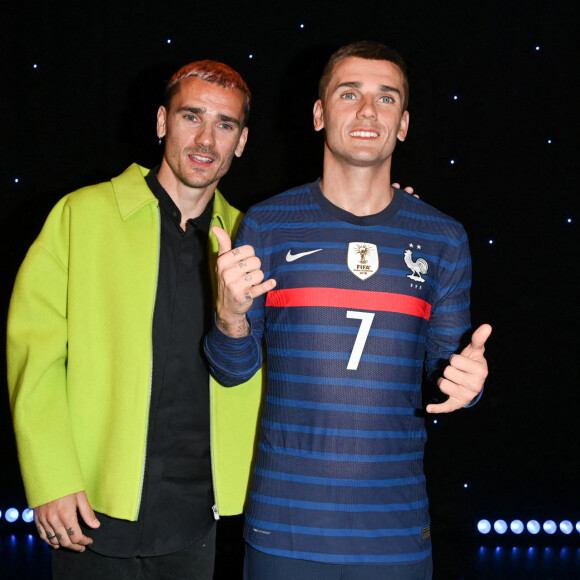 Antoine Griezmann et son double en cire - Inauguration de la statue de cire de "Antoine Griezmann" au musée Grévin à Paris le 6 mars 2023. © Coadic Guirec/Bestimage