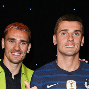 Antoine Griezmann et son double en cire - Inauguration de la statue de cire de "Antoine Griezmann" au musée Grévin à Paris le 6 mars 2023. © Coadic Guirec/Bestimage