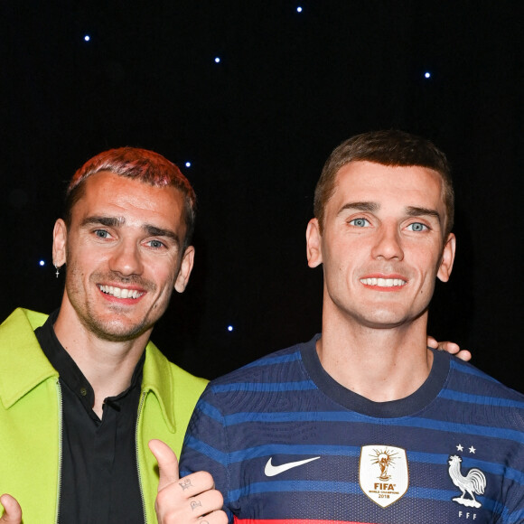 Antoine Griezmann devient l'un des rares footballeurs à avoir le prestige d'entrer au musée Grévin, succédant à Zinedine Zidane ou encore Kylian Mbappé
 
Antoine Griezmann et son double en cire - Inauguration de la statue de cire de "Antoine Griezmann" au musée Grévin à Paris le 6 mars 2023. © Coadic Guirec/Bestimage