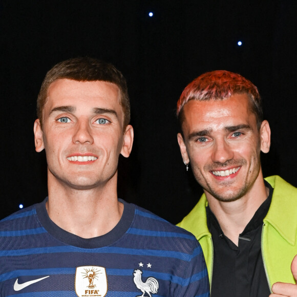 Antoine Griezmann et son double en cire - Inauguration de la statue de cire de "Antoine Griezmann" au musée Grévin à Paris le 6 mars 2023. © Coadic Guirec/Bestimage