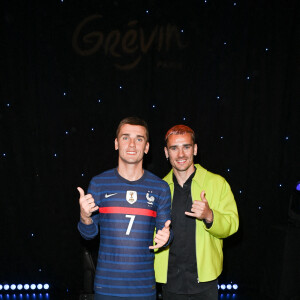 Antoine Griezmann et son double en cire - Inauguration de la statue de cire de "Antoine Griezmann" au musée Grévin à Paris le 6 mars 2023. © Coadic Guirec/Bestimage