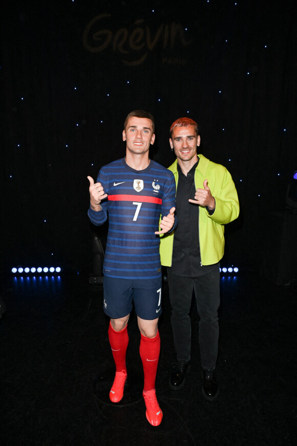 Antoine Griezmann et son double en cire - Inauguration de la statue de cire de "Antoine Griezmann" au musée Grévin à Paris le 6 mars 2023. © Coadic Guirec/Bestimage