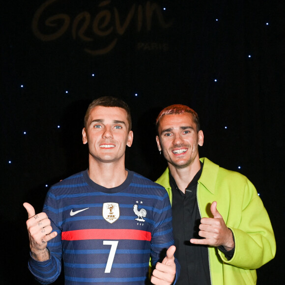 Le joueur de l'équipe de France s'est dit "choqué" au moment de découvrir sa statue, ne trouvant plus ses mots
 
Antoine Griezmann et son double en cire - Inauguration de la statue de cire de "Antoine Griezmann" au musée Grévin à Paris le 6 mars 2023. © Coadic Guirec/Bestimage