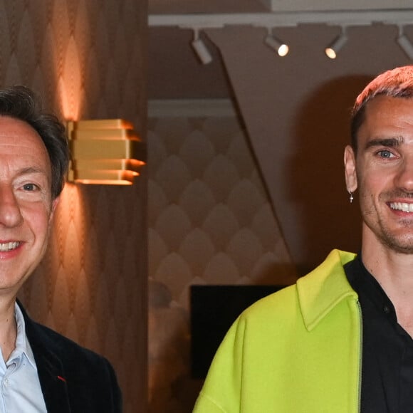 C'est Stéphane Bern en personne qui a fait le discours d'intronisation d'Antoine Griezmann ce lundi 6 mars au musée Grévin, devant une salle bien remplie
 
Stéphane Bern et Antoine Griezmann - Inauguration de la statue de cire de "Antoine Griezmann" au musée Grévin à Paris le 6 mars 2023. © Coadic Guirec/Bestimage