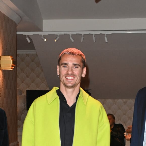 Stéphane Bern et Antoine Griezmann, Yves Delhommeau (Directeur général du Musée Grévin) - Inauguration de la statue de cire de "Antoine Griezmann" au musée Grévin à Paris le 6 mars 2023. © Coadic Guirec/Bestimage