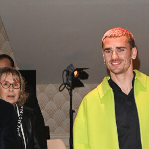 Stéphane Bern et Antoine Griezmann, Yves Delhommeau (Directeur général du Musée Grévin) - Inauguration de la statue de cire de "Antoine Griezmann" au musée Grévin à Paris le 6 mars 2023. © Coadic Guirec/Bestimage