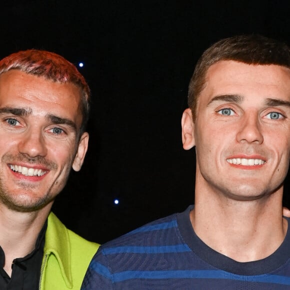 Antoine Griezmann et son double en cire - Inauguration de la statue de cire de "Antoine Griezmann" au musée Grévin à Paris le 6 mars 2023. © Coadic Guirec/Bestimage