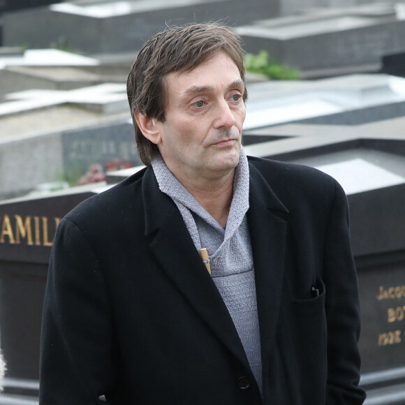 Ne pas quitter le territoire français (métropole)
Pierre Palmade lors des obsèques de Véronique Colucci au cimetière communal de Montrouge, le 12 avril 2018.