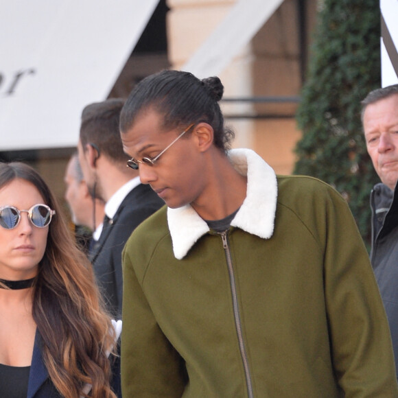 Info - Sortie le 4 mars de "Multitude" nouvel album de Stromae - Le chanteur Stromae, se laisse pousser les cheveux, et sa femme Coralie Barbier - People sortant du défilé de mode "Louis Vuitton", collection prêt-à-porter Printemps-Eté 2017 à Paris, le 5 octobre 2016. © CVS/Veeren/Bestimage