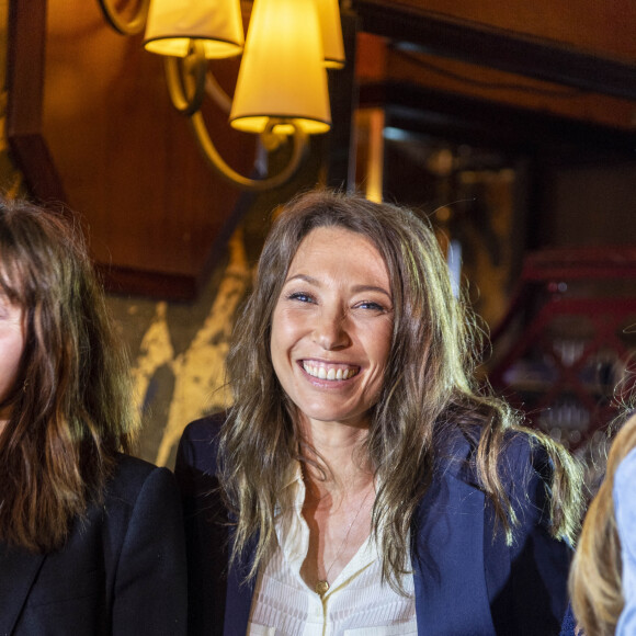 Laura Smet - Remise du prix littéraire "La Closerie des Lilas" à la Closerie des Lilas à Paris le 12 avril 2022. Le Prix de la Closerie des Lilas couronne une romancière de langue française dont l'ouvrage paraît à la rentrée de janvier. Le Prix de la Closerie des Lilas a pour originalité d'être composé d'un jury permanent et d'un jury invité, renouvelé chaque année. Le jury 2018 a attribué le Prix de la Closerie des Lilas 2018 à E. Piacentini pour "Les Silences d'Ogliano" aux éditions Actes Sud. © Pierre Perusseau/Bestimage