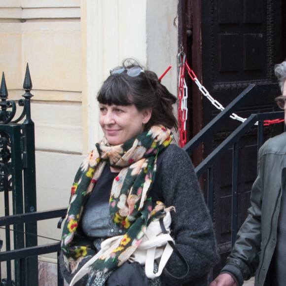 Dès leur premier regard, Daniel Auteuil était sûr d'avoir trouvé la femme de sa vie
Daniel Auteuil et sa femme Aude Ambroggi à la sortie de l'hommage à Jacques Higelin au Cirque d'Hiver à Paris le 12 avril 2018.