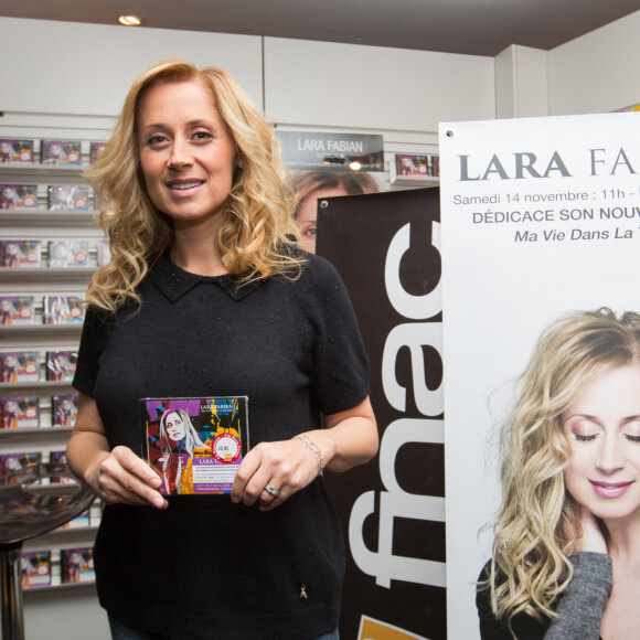 Exclusif - Lara Fabian interrompt sa séance de dédicace suite aux attentats de Paris de ce 13 novembre. Lara Fabian est arrivée très émue et bouleversée lors de sa séance de dédicace à la Fnac Toison d'Or à Bruxelles, pour son nouvel album " Ma Vie Dans La Tienne ". Après quelques minutes de dédicace, Lara Fabian s'est mise à pleurer et a interrompu sa rencontre avec des centaines de fans pendant une dizaine de minutes. Lara a quitté les lieux pour se remettre de ses émotions. Malgré les attentats de Paris, Lara Fabian ne voulait pas annuler cette rencontre importante avec ses fans, alors qu'apparemment des proches de Lara étaient sur les lieux lors des attentats. Lara Fabian s'est ensuite montrée souriante et forte auprès de ses fans. Belgique, Bruxelles, 14 novembre 2015