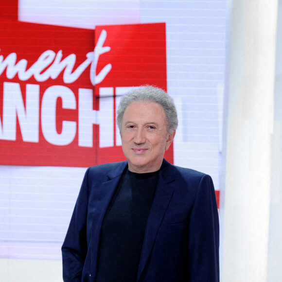 "Ce n'est pas un hasard si mes premières aventures, je vais les vivre avec des femmes de plus de trente ans", explique-t-il dans cet ouvrage.
Exclusif - Michel Drucker - Enregistrement de l'émission "Vivement dimanche" au studio Gabriel, présentée par M.Drucker, diffusée sur France 3 le 4 septembre 2022. © Guillaume Gaffiot / Bestimage