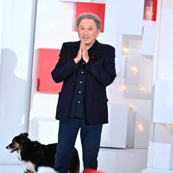 Exclusif - Michel Drucker et sa chienne - Enregistrement de l'émission "Vivement Dimanche" au Studio Gabriel, présentée par M.Drucker, et diffusée sur France 3, de 13h30 à 15h, le 28 août © Guillaume Gaffiot / Bestimage