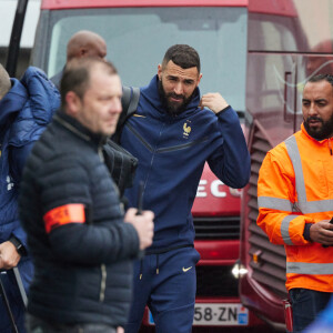Karim Benzema - Départ de l 'équipe de France de football du Bourget au Qatar pour disputer la Coupe du monde 2022, le 16 novembre 2022. Ils seront rejoints par Randal Kolo Muani, jeudi matin, à Doha. © Cyril Moreau/Bestimage 