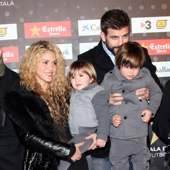 Shakira a explosé tous les records avec son titre Session 53
Shakira, son compagnon Gerard Piqué et ses fils Milan et Sasha - Gerard Piqué reçoit un prix lors de la 5e édition du "Catalan football stars" à Barcelone, le 28 novembre 2016.