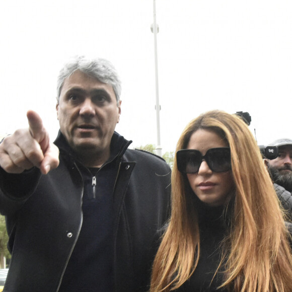 Shakira, accompagnée de son frère Tonino et de son avocate Pilar Mane, à son arrivée au tribunal pour statuer sur les conditions de sa séparation avec G.Piqué à Barcelone, le 1er décembre 2022. Séparés depuis juin 2022, Shakira et G.Piqué ont deux enfants, Milan, 9 ans, et Sacha, 7 ans.