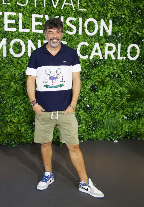 Et malgré quelques écarts il tient bon
Stéphane Plaza pose lors d'un photocall lors du Festival de Televison de Monte Carlo le 21 juin 2022. c Denis Guignebourg/Bestimage