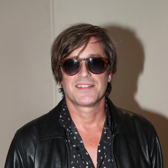 Exclusif - Thomas Dutronc Backstage - Spectacle symphonique Claude Lelouch "D'un film à l'autre" au Palais des Congrès de Paris le 14 novembre 2022. Pour Fêter ses 85 ans et 60 de carrière, Claude Lelouch a créé un ciné-concert, "Claude Lelouch - D'un film à l'autre", dans lequel la musique de ses films est jouée par l'orchestre philharmonique de Prague, au Palais des Congrès à Paris. Sur le gâteau, son chiffre fétiche : 13 car 85 ans (8+5 = 13). Claude Lelouch associe le 13 à toute sa vie professionnelle : sa société “Les films 13” et son cinéma, le “Club 13. © Moreau / Rindoff / Bestimage  Exclusive - No web en Suisse / Belgique Claude Lelouch symphonic show "D'un film à l'autre" at the Palais des Congrès in Paris on 14 November 2022. To celebrate his 85th birthday and 60 years of career, Claude Lelouch has created a cine-concert, "Claude Lelouch - D'un film à l'autre", in which the music of his films is played by the Prague Philharmonic Orchestra, at the Palais des Congrès in Paris. On the cake, his favourite number: 13 because he is 85 years old (8+5 = 13). Claude Lelouch associates 13 with his entire professional life: his company "Les films 13" and his cinema, the "Club 13. 