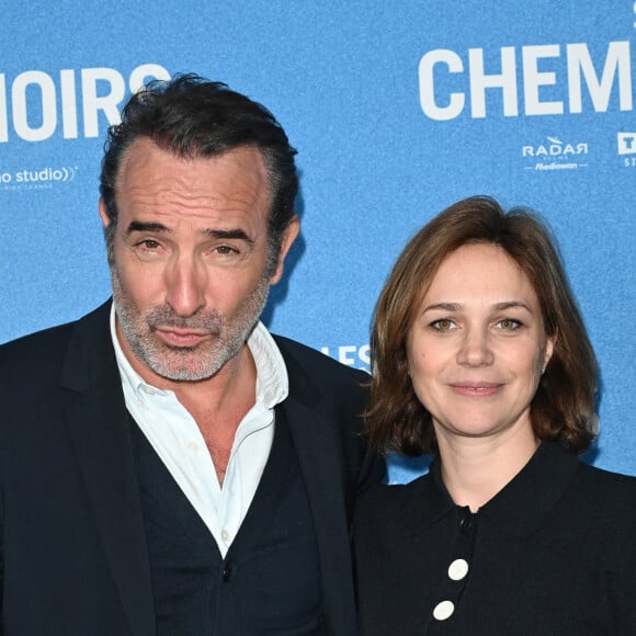 Et dans de tels moments de stress, c'est accompagné de sa femme Nathalie Péchalat qu'il adore être. Après huit ans d'amour, le couple est toujours aussi soudé et complice. 
Jean Dujardin et sa compagne Nathalie Péchalat - Avant-première du film "Sur les chemins noirs" au cinema UGC Normandie à Paris le 13 mars 2023. © Coadic Guirec/Bestimage