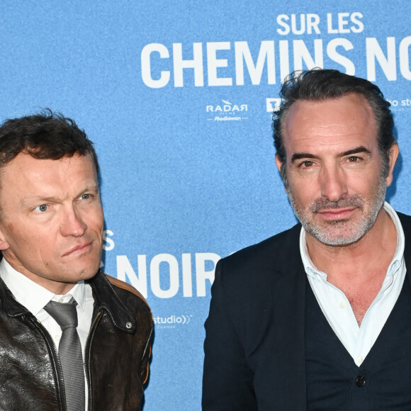 Non loin de l'écrivain Sylvain Tesson, dont le roman du même nom a largement inspiré le long-métrage 
Sylvain Tesson, Jean Dujardin - Avant-première du film "Sur les chemins noirs" au cinema UGC Normandie à Paris le 13 mars 2023. © Coadic Guirec/Bestimage 