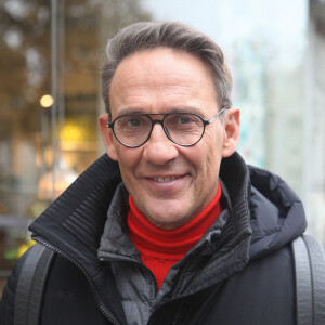 Exclusif - Julien Courbet à la sortie des studios de radio de l'émission "Les Grosses Têtes" à Paris. Le 30 novembre 2022 © Jonathan Rebboah / Panoramic / Bestimage