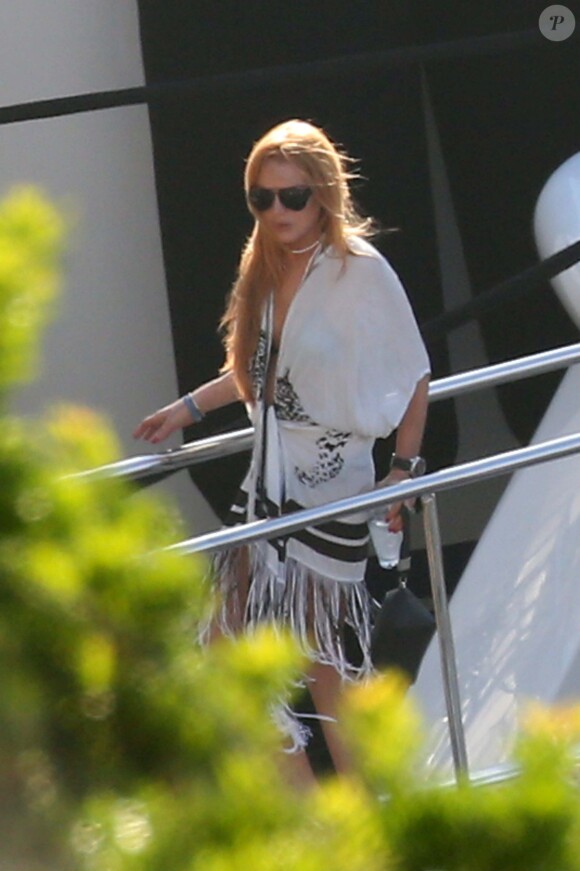 Lindsay Lohan en vacances avec des amis sur un yacht en Sardaigne, après sa rupture avec Egor Tarabasov en Italie, le 26 juillet