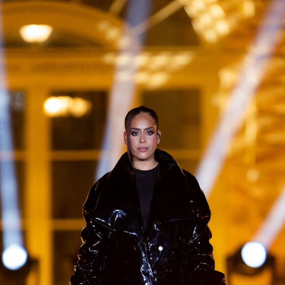 Exclusif - Amel Bent - Enregistrement de l'émission "La grande soirée du 31 à Fontainebleau" au Château de Fontainebleau, diffusée le 31 décembre sur France 2 © Tiziano Da Silva-Cyril Moreau / Bestimage Pour clore cette année 2022 en beauté, France Télévisions, fidèle à son engagement en faveur du patrimoine, offre à son public une soirée de réveillon populaire et festive au château de Fontainebleau, animée par S.Bern. France Télévisions marque une fois encore, au travers de cette soirée exceptionnelle, l'engagement du service public en faveur du spectacle vivant, de la musique et du patrimoine. Les équipes de France Télévisions, d'Electron Libre/Kisayang et de France 2 se sont installées au château de Fontainebleau pour organiser cet événement musical aussi populaire qu'éclectique. C'est ici, au coeur de la salle de Bal, de la galerie François Ier, du grand Escalier ou la cour d'Honneur, que nous allons faire la fête, chanter et danser sur des rythmes disco. Un endroit étonnant, sublimé pour cette soirée, orchestrée par S.Bern entouré de chanteurs, d'artistes aux multiples talents et des danseurs de la troupe du Paradis Latin, sous la direction artistique de K.Ouali ! Les troupes du Paradis Latin, Moulin Rouge, le Cirque d'Hiver Bouglione, le Cirque Phénix et les Folies Gruss, enchanteront ce réveillon avec des visuels magiques au château de Fontainebleau. Pour accueillir le passage à la nouvelle année, un feu d'artifice exceptionnel, d'une dizaine de minutes, sera tiré des jardins du château de Fontainebleau et retransmis sur France 2 et dans plusieurs pays à travers le monde. Ce feu sera spécialement conçu pour les téléspectateurs de France 2 par D.Proteau, directeur artistique de Ruggieri, sur une bande originale créée par le duo de DJs Ofenbach. Quand l'électro rencontre le patrimoine, le résultat est incroyable ! Ofenbach, le duo électro Made In France qui met le feu aux plus grandes scènes internationales avec ses mix, a même été classé par le magazine Vanity Fair en 2018 parmi les 50 Français les plus influents au monde ! Fontainebleau en quelques mots... Haut lieu de l'histoire de France, et joyaux du patrimoine français, classé au Patrimoine mondial de l'Unesco, le château de Fontainebleau a été l'une des demeures emblématique des souverains français de François Ier à Napoléon III. À la fois de style Renaissance, et classique, le château de Fontainebleau témoigne de la rencontre entre l'art italien et la tradition française exprimée tant dans son architecture que dans ses décors intérieurs. L'émission sera diffusée sur TV5 Monde. Evénement en partenariat avec Spotify et France Bleu qui diffusera la soirée en simultané sur son antenne. 