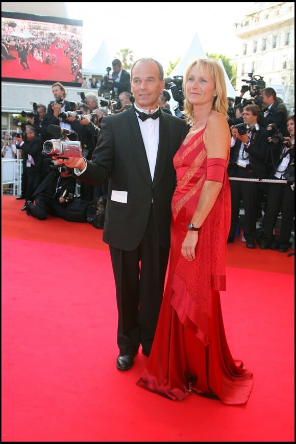 Ensemble ils ont eu deux garçons : Benjamin et Bastien
Laurent Baffie et sa femme Sandrine lors de la montée des marches pour la clôture du 60ème Festival de Cannes, le 27 mai 2007.