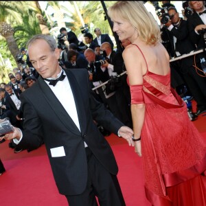 Les amoureux vivent désormais à la campagne loin de Paris
Laurent Baffie et sa femme Sandrine lors de la montée des marches pour la clôture du 60ème Festival de Cannes, le 27 mai 2007.