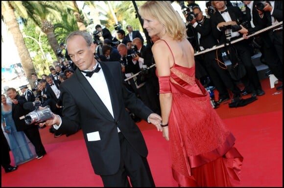 Les amoureux vivent désormais à la campagne loin de Paris
Laurent Baffie et sa femme Sandrine lors de la montée des marches pour la clôture du 60ème Festival de Cannes, le 27 mai 2007.