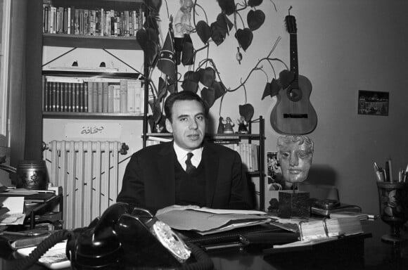 Le milieu de la télé saura lui rendre hommage comme il se doit !
Archives - En France, à Paris, Alexandre Tarta chez lui, à son bureau avec le prix remis par la GUILD OF TELEVISION PRODUCERS AND DIRECTORS pour son émission L'AIGUILLE DU MIDI le 4 décembre 1963.