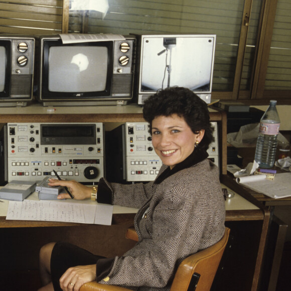 Archives - En France, à Paris, Anne Sinclair et Alexandre Tarta dans une salle de montage