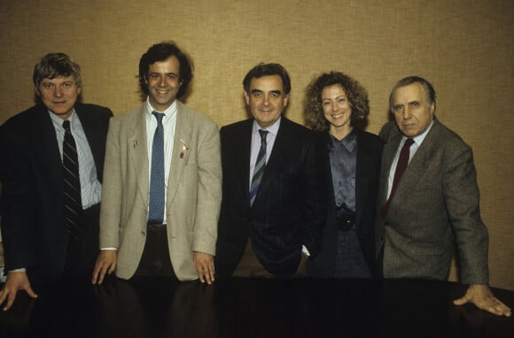 Archives - En France, à Paris, l'équipe de BOUILLON DE CULTURE, Michel MILLECAMPS, Pierre BONCENNE, Bernard PIVOT, Elisabeth PRESCHEY et Alexandre TARTA en décembre 1990.