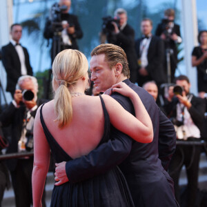 Benoît Magimel et sa femme Margot Pelletier à la montée des marches du film "Mascarade" lors du 75ème Festival International du Film de Cannes, France, le 27 mai 2022. © Rachid Bellak/Bestimage