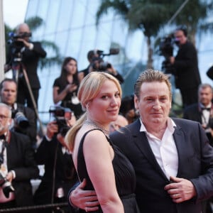 Benoît Magimel et sa femme Margot Pelletier à la montée des marches du film "Mascarade" lors du 75ème Festival International du Film de Cannes, France, le 27 mai 2022. © Rachid Bellak/Bestimage