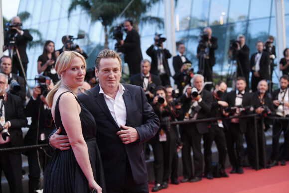 Benoît Magimel et sa femme Margot Pelletier à la montée des marches du film "Mascarade" lors du 75ème Festival International du Film de Cannes, France, le 27 mai 2022. © Rachid Bellak/Bestimage