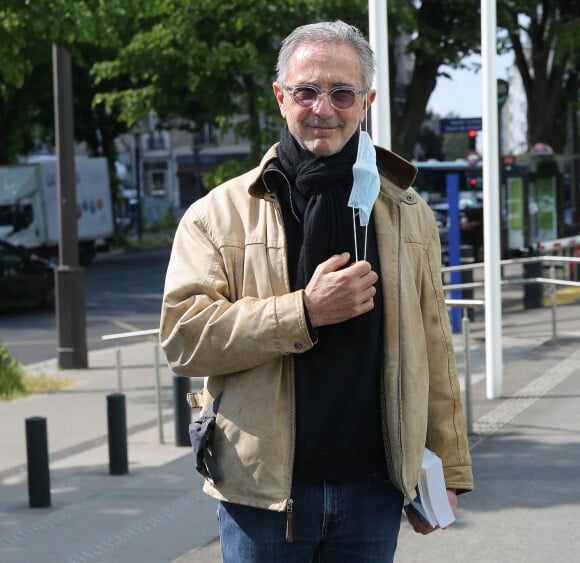 Exclusif - Thierry Lhermitte quitte les studios de Radio France à Paris le 3 mai 2021. © Panoramic / Bestimage 