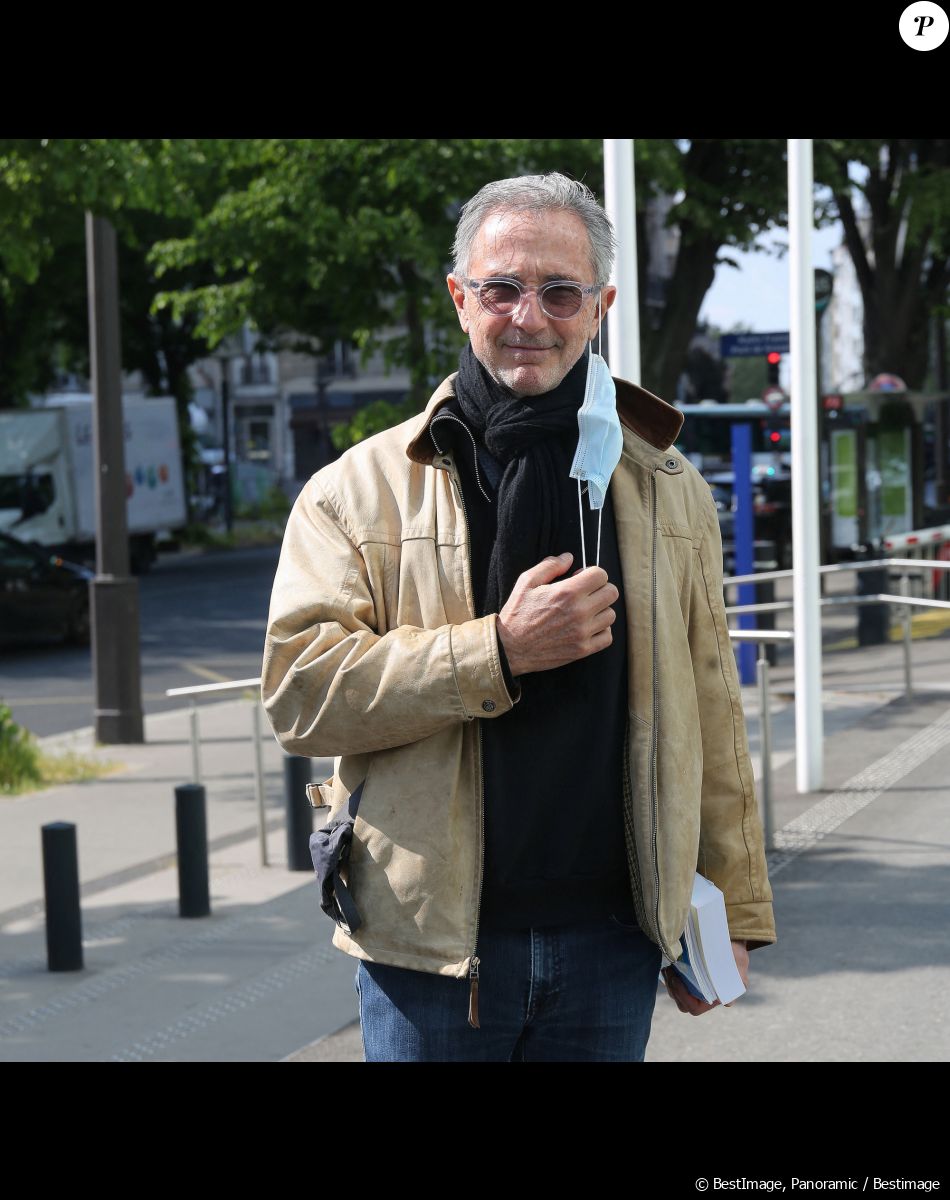 Exclusif - Thierry Lhermitte quitte les studios de Radio France à Paris le 3 mai 2021. © Panoramic / Bestimage