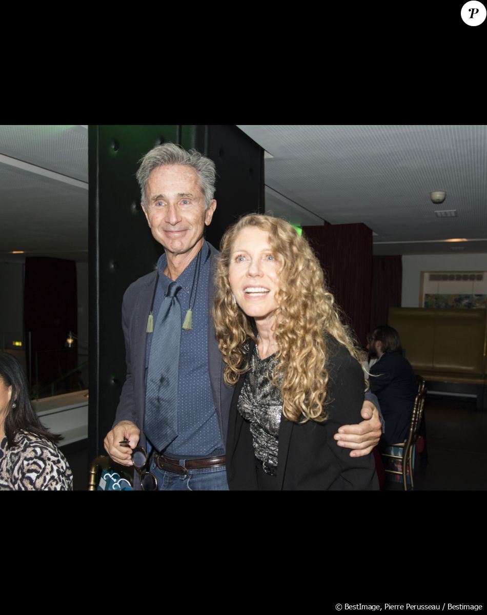Thierry Lhermitte et sa femme Hélène lors de la 22ème édition des "Sapins de Noël des Créateurs" au théâtre des Champs-Elysées. La soirée est placée cette année sous le thème enchanteur "Sapin Vert & Flocons d'Or". Les convives ont pu assister à l'exposition qui était suivie d'une vente aux enchères et d'un dîner. Paris, le 17 novembre 2017. © Pierre Perusseau/Bestimage
