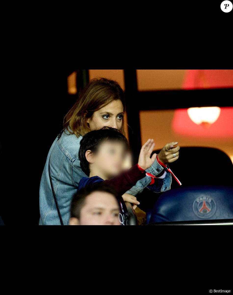 Léa Salamé et son fils Gabriel - People au match de football en ligue 1 Uber Eats : PSG vs Nice (2-1) au Parc des Princes à Paris le 1er octobre 2022.