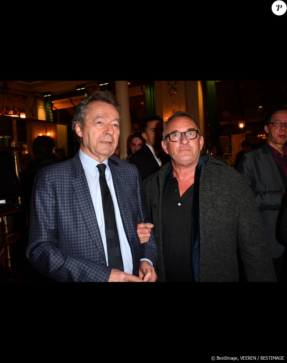 Michel Denisot, Christophe Dechavanne - Cocktail pour la sortie du livre de Michel Denisot " On peut rire de tout, sauf en mangeant de la semoule" aux Deux Magots à Paris le 15 mars 2023. © Veeren/ Bestimage