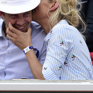 Elodie Gossuin et son mari Bertrand Lacherie dans les tribunes lors des internationaux de tennis de Roland Garros à Paris, France, le 4 juin 2019. © Jean-Baptiste Autissier/Panoramic/Bestimage