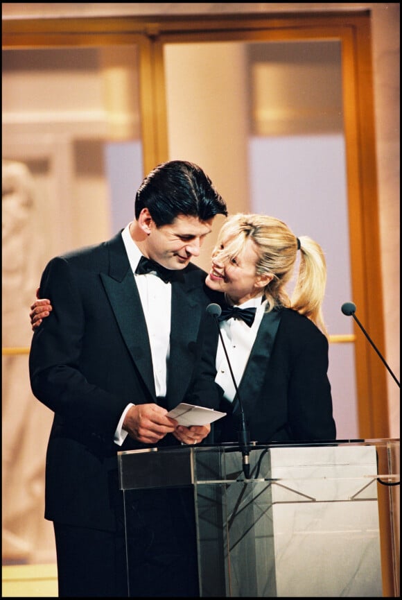 Alec Baldwin et Kim Bastinger à la cérémonie des César en 1994.